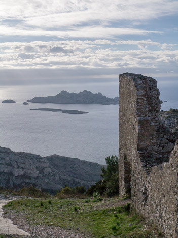 Ruines de l'ancienne vigie du Sommet de Marseilleveyre - l'Île de Riou
