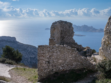 Ruines de l'ancienne vigie au Sommet de Marseilleveyre