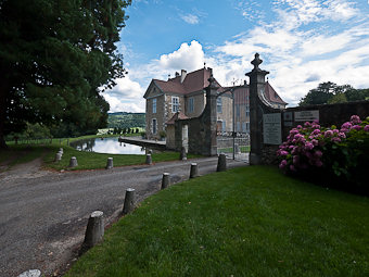 Le Château de Longpra, Saint-Geoire-en-Valdaine, Isère, jui.2011