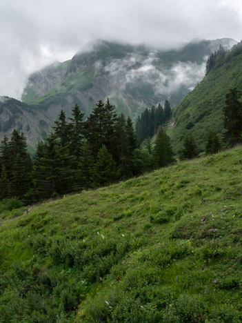 La Pointe d'Almet dans les nuages