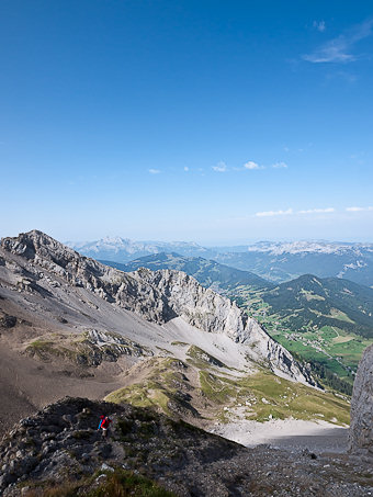 Descente de la croupe rocailleuse du Trou de la Mouche