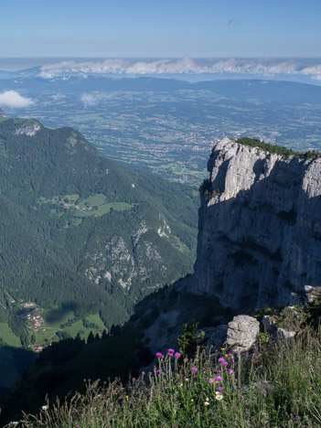 AU bord des falaises des sommet des Rochers de Leschaux