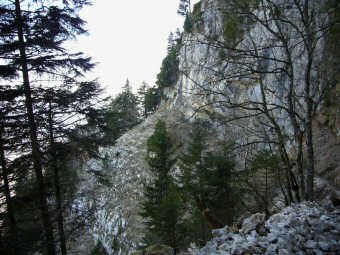 Traversée exposée sous la Dent du Chat