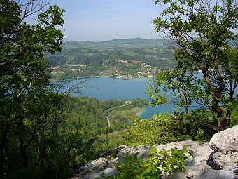 Depuis le belvédère du Rocher du Corbeau, le Lac d'Aiguebelette