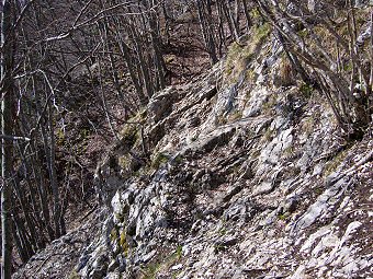 Passage sécurisé par une main courante sous le Molard Noir