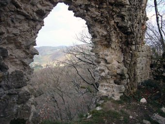 Large brèche des ruines du château de Montbel