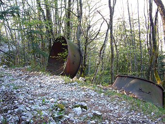 Charbonnières abandonnées dans la Montagne de l'Épine, vestiges du passé artisanal voire industriel de cette région