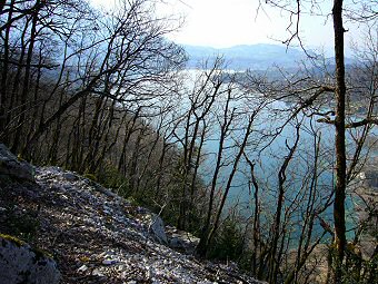 Le Lac d'Aiguebelette vu de la descente par le sentier de la Drayère