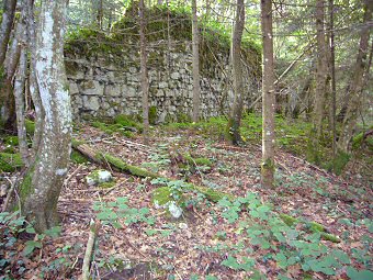 Le mur de l'ancienne maladrerie au bord de la falaise de Recorba