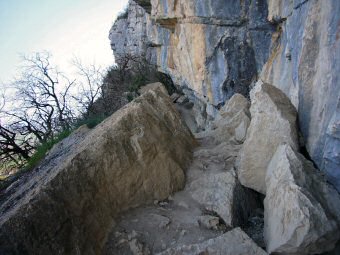 Sur le sangle de la grotte de Mandrin, Avant Pays Savoyard