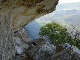 Sur le sangle de la grotte de Mandrin, Avant Pays Savoyard