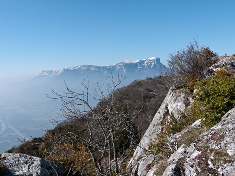 Au loin, le Mont Granier