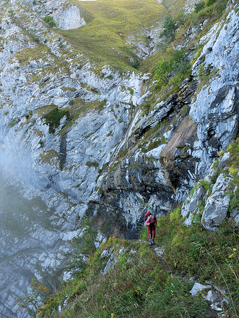 Vire herbeuse, sortie du passage des cascades