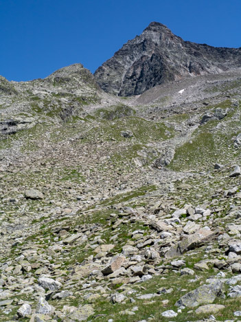 Le Rocher Badon domine le Col de Mouchillon