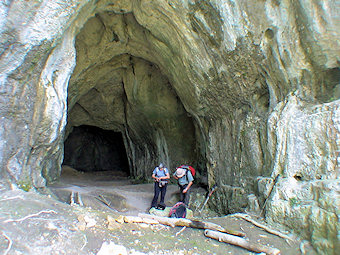 Sous le porche de la Balme à Roland