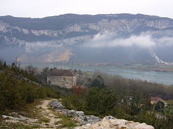 Le château de Murs au sud de Bugey, Ain