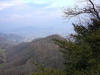 La plateforme des ruines du château de Tavollet, Peyrieu