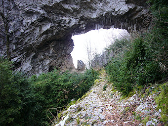 La Roche Percée, Béon