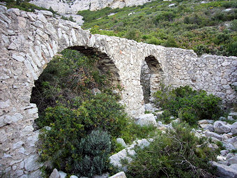 Les ruines du Jas, Col de Sugiton