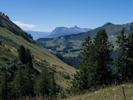 La Pointe percée au loin