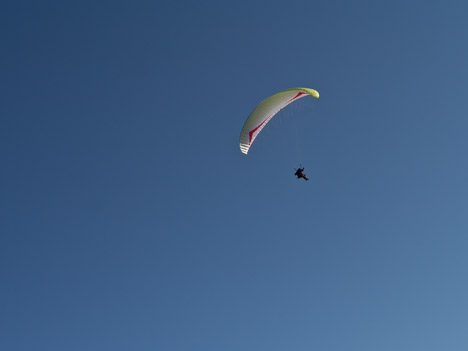 Parapente dans le ciel