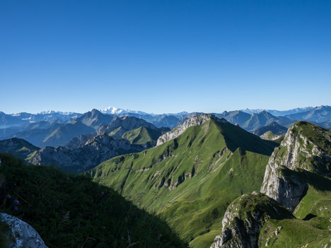 Le massif du Mont Blanc au loin
