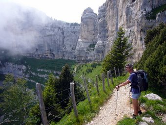 Les falaises qui dominent le cirque du chemin du passage de l'Aulp du Seuil