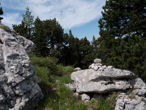 Cairn à la sortie du couloir du Jardin