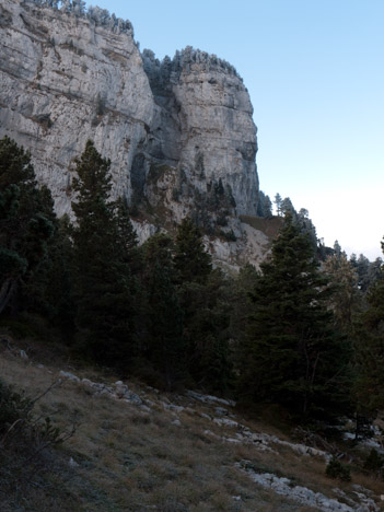 Cheminée rocheuse dans la falaise Nord de Chamechaude