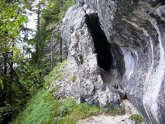 Entrée profonde et étroite d'une grotte