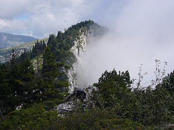 Nuages sur les falaises du Grand Manti