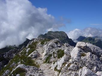 Les Rochers de Bellefont et plus loin le plateau de la Dent de Crolles depuis la Lance Sud de Malissard