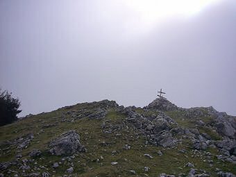 Croix de bois rafistollée à la sortie du pas du Cuert