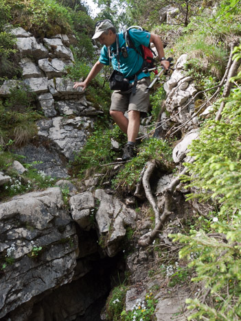 Passage dans la faille au fond de la doline du Grand Glacier du Pinet