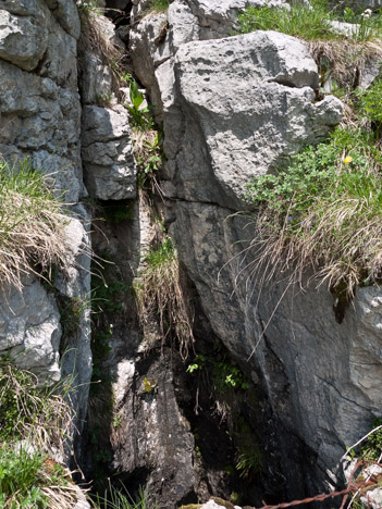 Puits d'un profond scialet sous les Rochers de Fouda Blanc