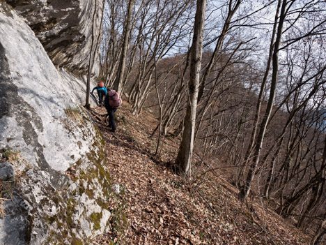 Au pied de la falaise