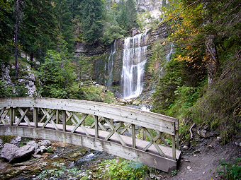 Le pont de la Cascade de la Source du Guiers, cirque de Saint-Même