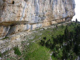 Le sangle de Belles Ombres au pied des barres rocheuses