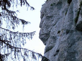 Tête d'homme sur le sangle qui conduit au pied du Chaos de Bellefont…