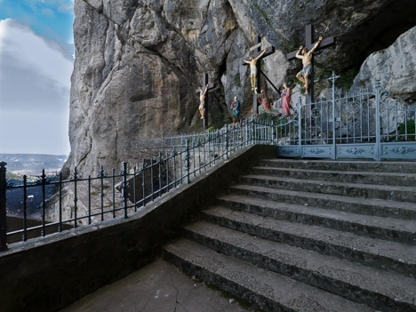 Trois croix, Grotte Marie Madeleine