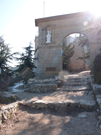 Porche d'entrée du Prieuré Sainte-Victoire
