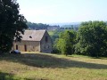 Maison et au loin, le Château de Lacoste