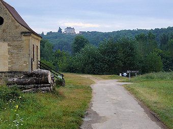 Au loin, le Château de Fénelon