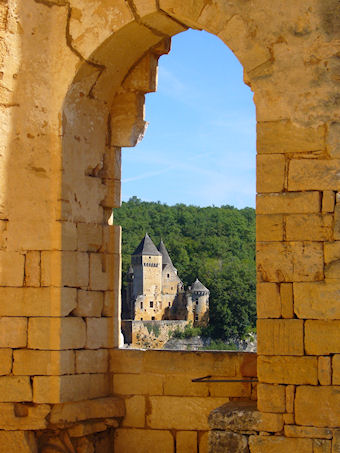 À travers la fenêtre