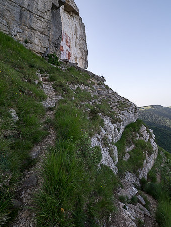 Croix de savoie peinte sur la falaise