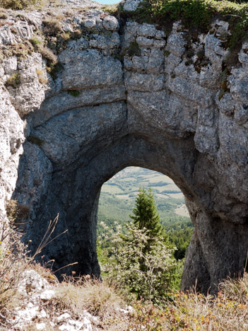 Trou-fenêtre sur la crête du Platary