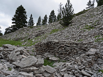 Ruine sous le Pas de Serre Brion