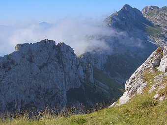 Le Col Vert et dans l'enfilade de crêtes, le Ranc des Agnelons