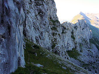 Sente au pied des falaises du Cornafion