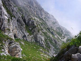 Ressauts rocheux traversés par le Sentier des Deux Cols